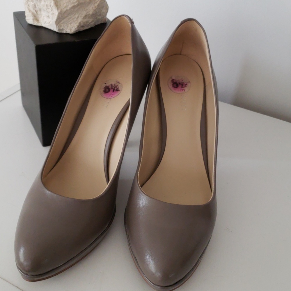 Nine West leather pumps
